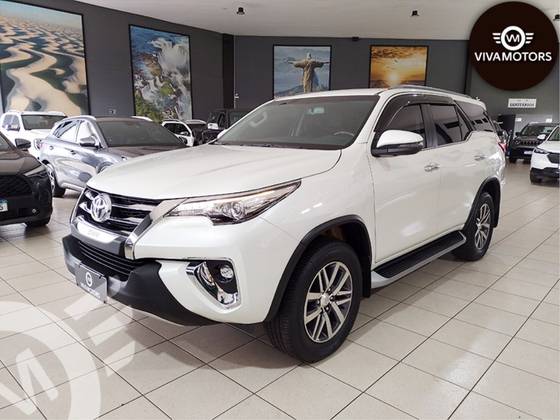 TOYOTA HILUX SW4 2.8 SRX 4X4 7 LUGARES 16V TURBO INTERCOOLER DIESEL 4P AUTOMÁTICO